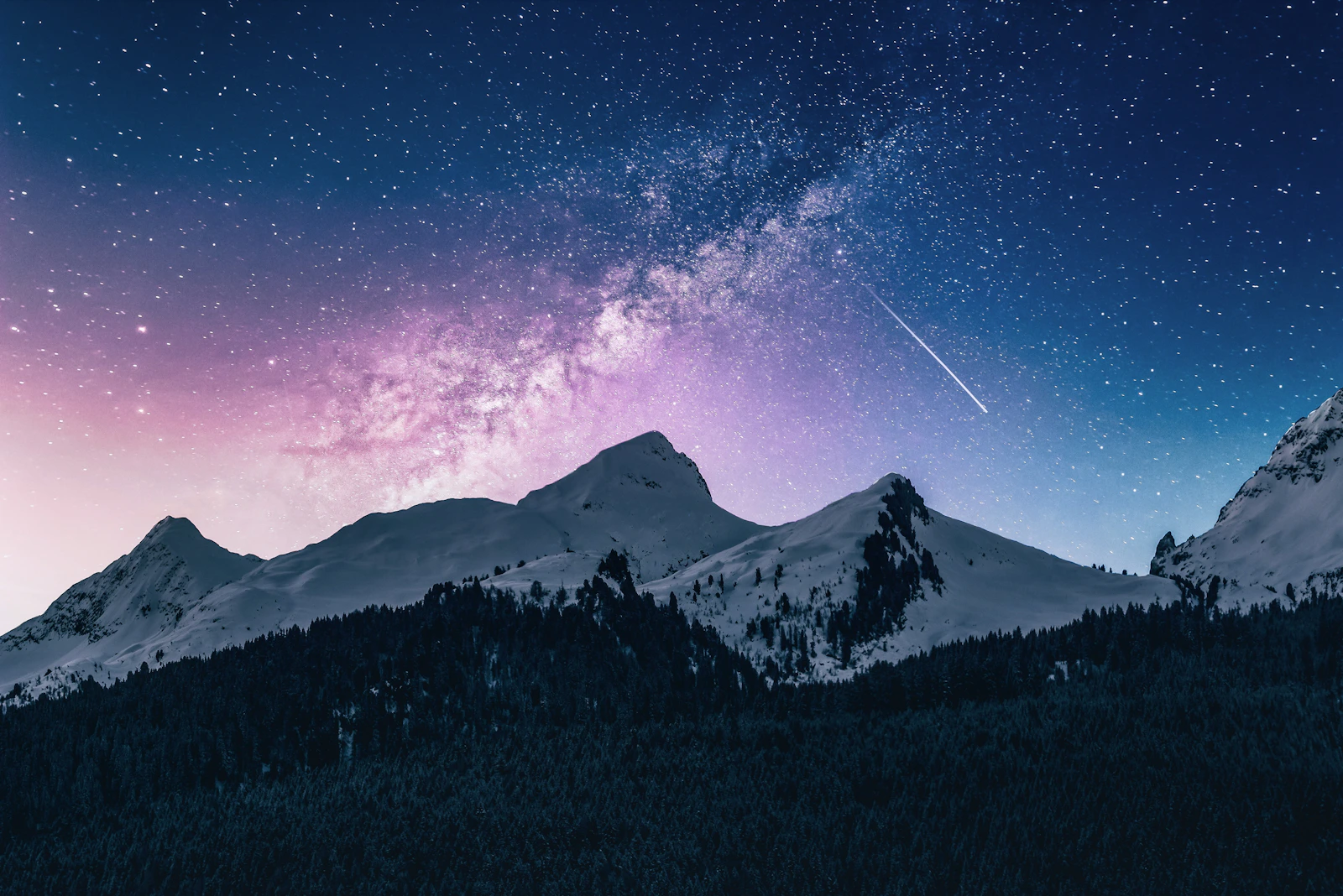 辽阔的夜空下，一座山守着自己的沉默。